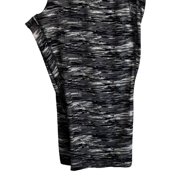 TEK GEAR Women's 2X (39x20) DRYTEK High-Waisted Capri Leggings, Gray/Black/White - Picture 7 of 16